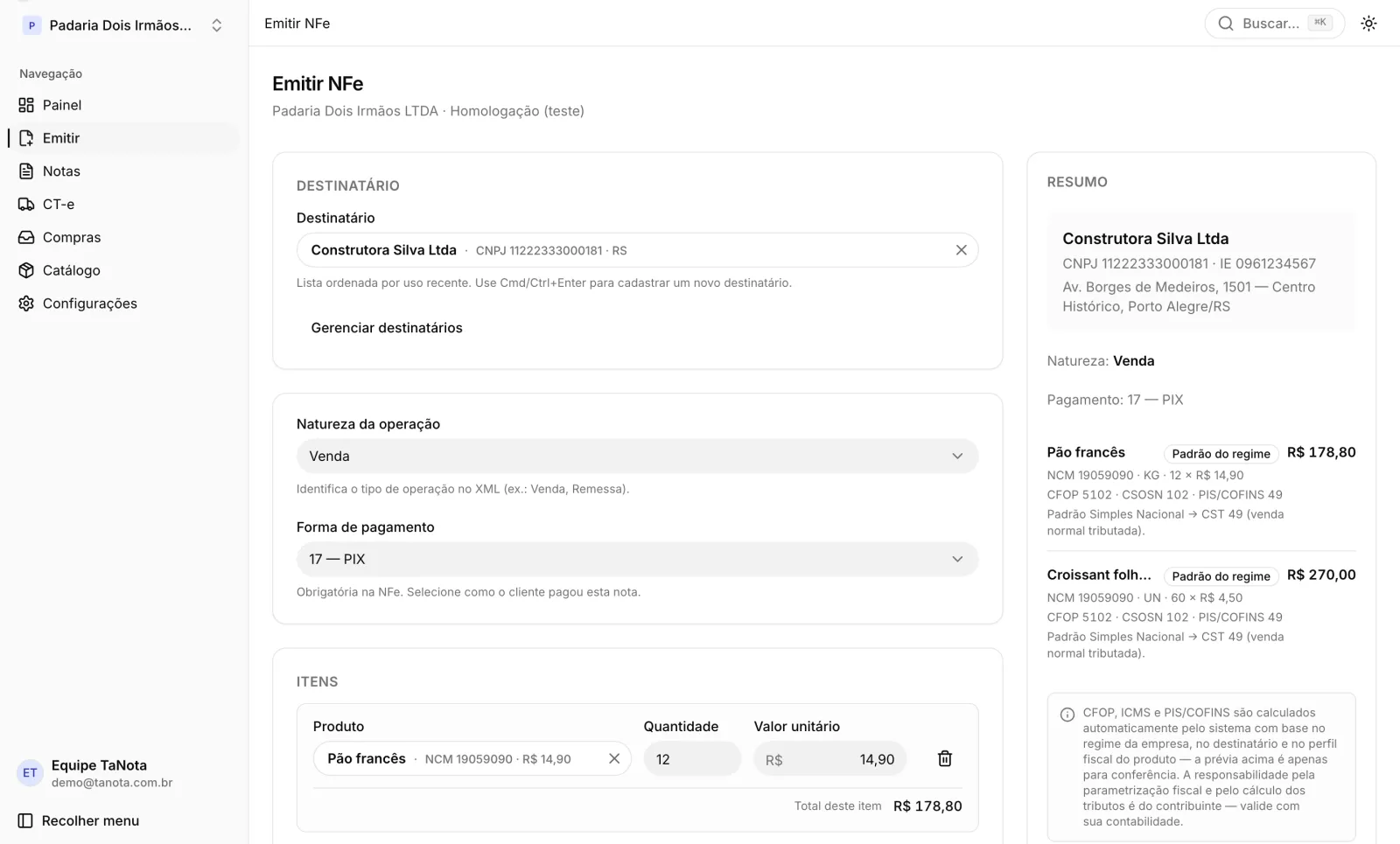Tela de emissão de NFe do TaNota: destinatário Construtora Silva Ltda selecionado, forma de pagamento PIX, dois itens de padaria e um painel de resumo mostrando CFOP 5102, CSOSN 102 e PIS/COFINS 49 calculados automaticamente.
